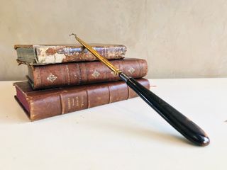 GANCHO VICTORIANO PARA ATAR BOTONES