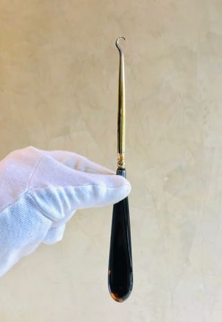 GANCHO VICTORIANO PARA ATAR BOTONES