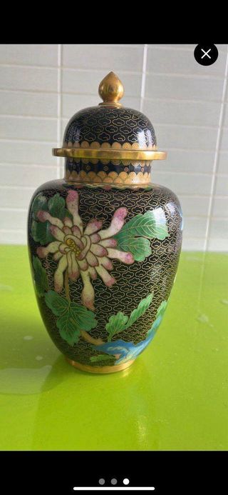 Jarrón de metal con tapa