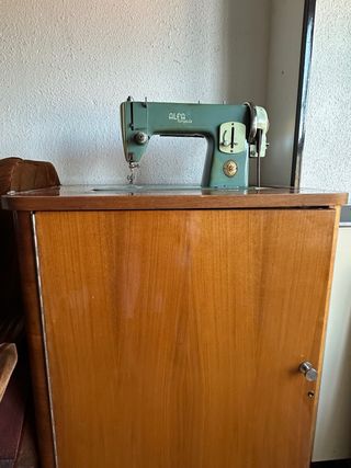 Máquina de coser Alfa Royale antigua