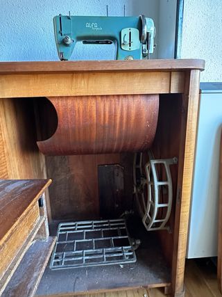 Máquina de coser Alfa Royale antigua