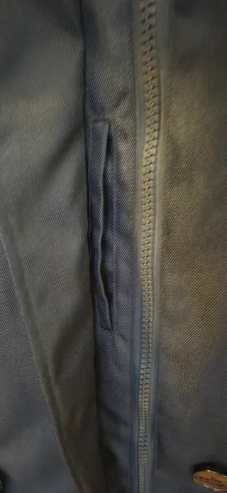 Chamarra Makia azul con gorro de pelo