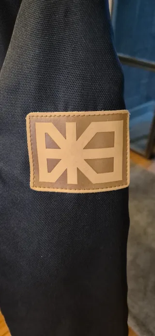 Chamarra Makia azul con gorro de pelo