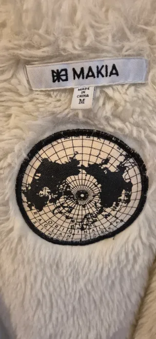 Chamarra Makia azul con gorro de pelo