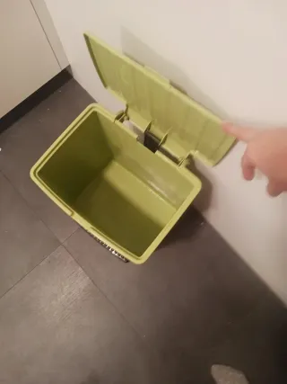 Cubo de basura   con pedal verde Marca tatay