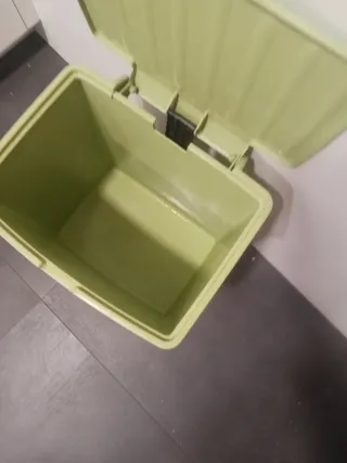 Cubo de basura   con pedal verde Marca tatay