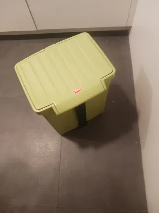 Cubo de basura   con pedal verde Marca tatay