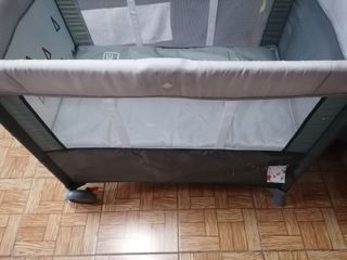 Cuna de viaje para bebé gris