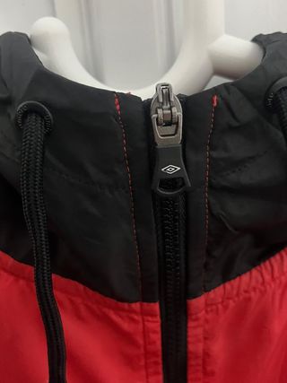 Chaqueta impermeable Umbro roja y negra