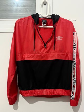 Chaqueta impermeable Umbro roja y negra