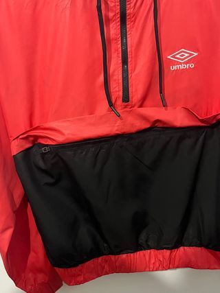 Chaqueta impermeable Umbro roja y negra