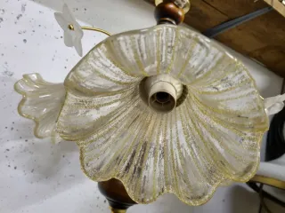 Lampadario italiano in legno e fiori di vetro