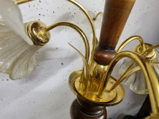 Lampadario italiano in legno e fiori di vetro