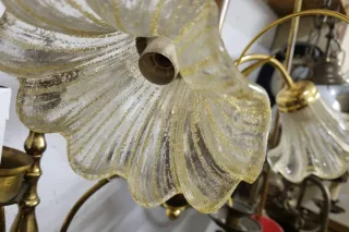 Lampadario italiano in legno e fiori di vetro