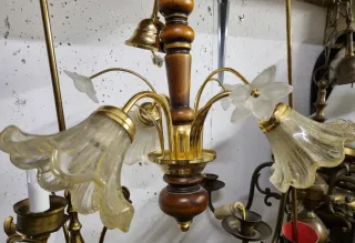 Lampadario italiano in legno e fiori di vetro