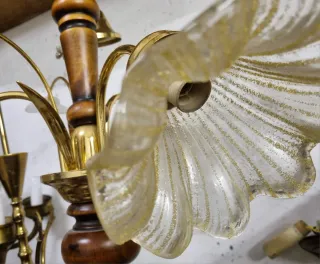 Lampadario italiano in legno e fiori di vetro