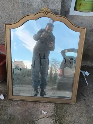 Espejo dorado con marco decorado