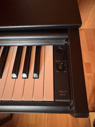 Piano Yamaha Arius YDP-143R + banqueta