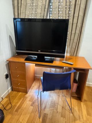 Escritorio de madera con cajones