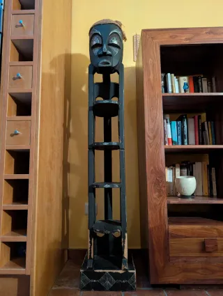 Estantería étnica de madera tallada.