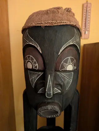 Estantería étnica de madera tallada.