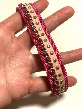 Pulsera rosa ancha con imán