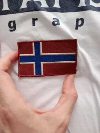 Camiseta Napapijri blanca.