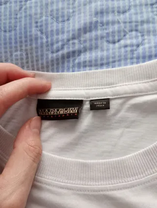 Camiseta Napapijri blanca.