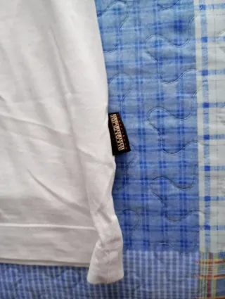 Camiseta Napapijri blanca.