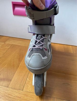 Patines en línea morados y grises