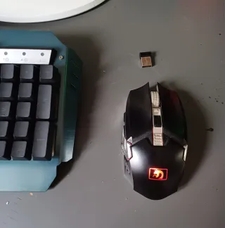 Teclado RGB con base de metal + ratón inalambrico