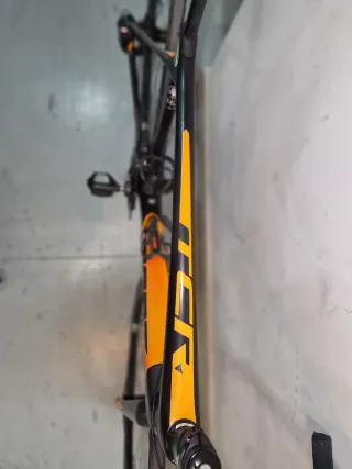 Bicicleta Giant TCR Negra y Naranja