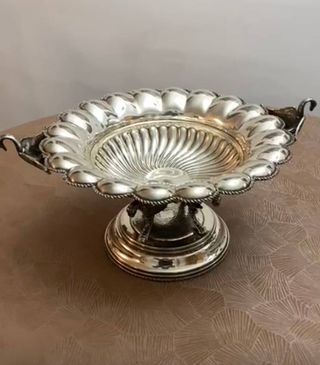 Plato decorativo de metal plateado