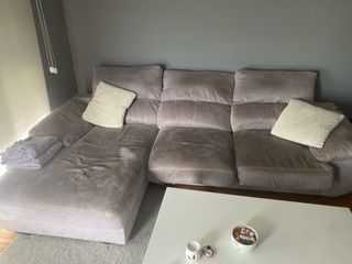 Sofá gris, alfombra y mesa centro