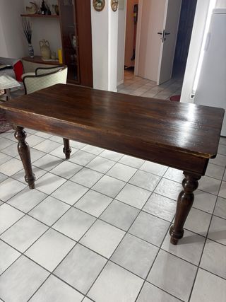 Tavolo in legno massiccio