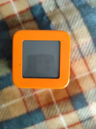 Reloj despertador a pilas naranja