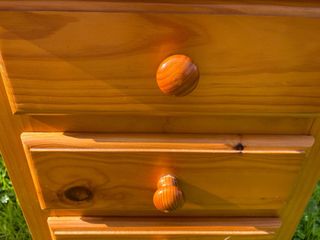 Mesita de noche de madera