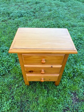Mesita de noche de madera