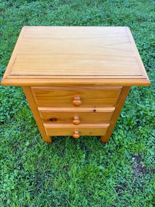 Mesita de noche de madera