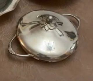 plato de metal con tapon