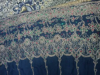 Vestido azul con bordados