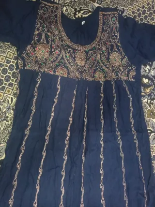 Vestido azul con bordados