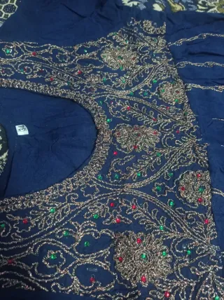 Vestido azul con bordados