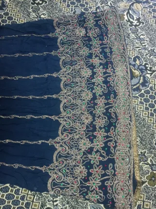 Vestido azul con bordados