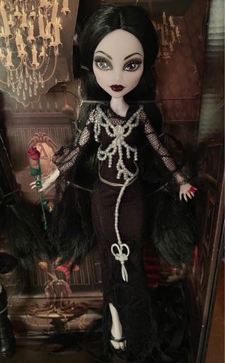 Skullector monster high morticia addams 01