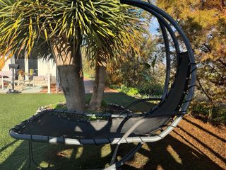 Tumbona Colgante Jardín Con cojin beige incluido.