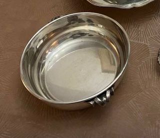 Plato de metal plateado