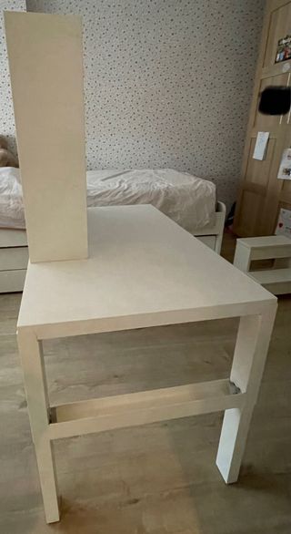Escritorio blanco con estantería ikea