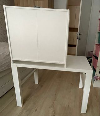 Escritorio blanco con estantería ikea