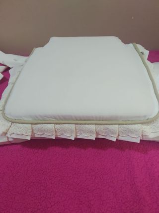 Cojín para silla beige y blanco